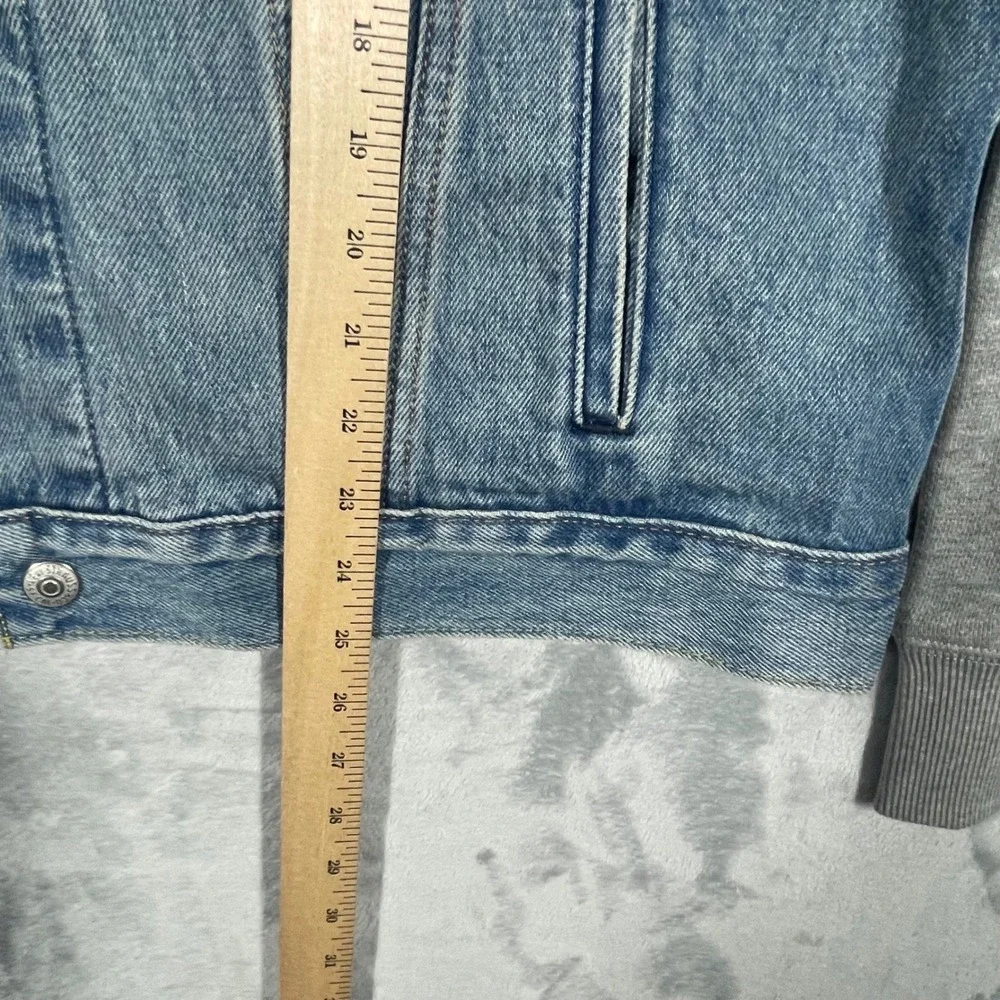 Levis Mens Relaxed Hybrid Trucker Jacket Blue Denim Gray Fleece Hood M NEW